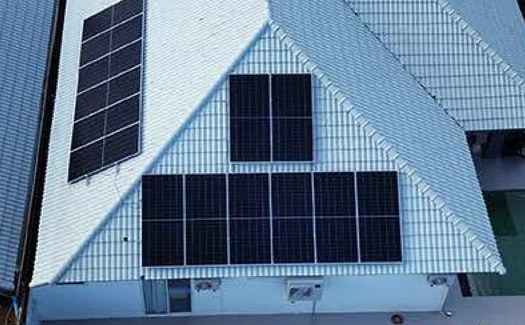 Panel surya terpasang rapi di atap rumah Tangerang
